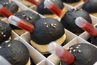 Halloween Box nr 1 wytrawny – czarne miniburgery z kurczakiem